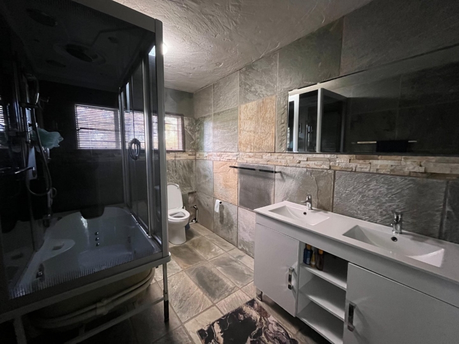 4 Bedroom Property for Sale in Lindequesdrif North West